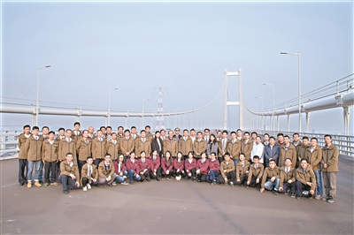 虎門二橋項(xiàng)目技術(shù)攻關(guān)組成員在大橋上合影。