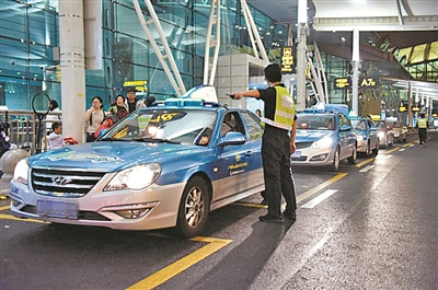 廣州白云機場的旅客有序排隊搭乘出租車。（資料圖片）
