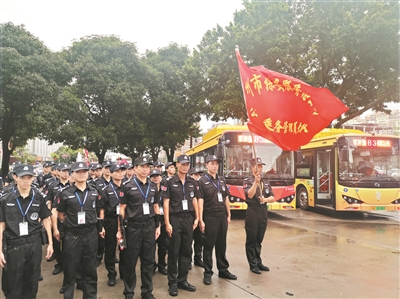 首批公交車乘務(wù)管理員正式上崗。