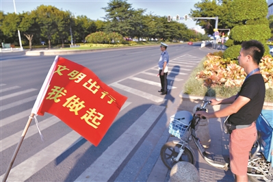 廣州會展西路新港東路口，路人有序過馬路。