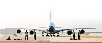 南航A380執(zhí)飛首個(gè)大興機(jī)場(chǎng)正式航班。