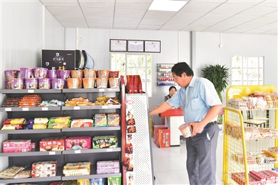 出租車停在蓄車區(qū),司機大哥在這里買點吃的“充充電”。