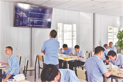 蓄車區(qū)啟用后,司機可以下車休息,排隊環(huán)境得到改善。