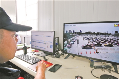 出租車蓄車區(qū)的情況在監(jiān)控屏幕上一覽無遺。