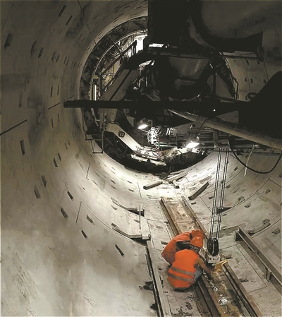 施工人員在隧道內施工。