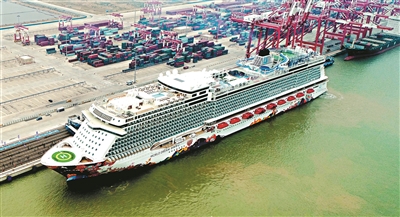 停靠在廣州南沙港的大型郵輪。