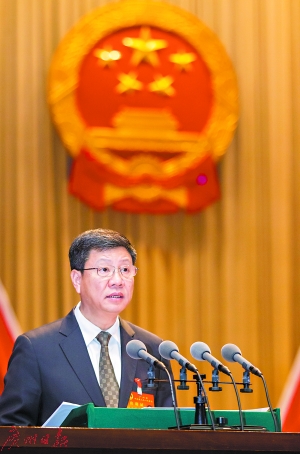 陳建華向大會作常委會工作報告。