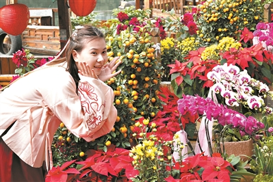 市民近距離體驗“水上花街”的樂趣。廣州日報全媒體記者莫偉濃 攝