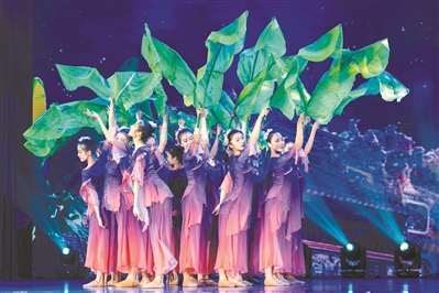 晚會(huì)現(xiàn)場，《雨潤芭蕉》舞蹈表演。
