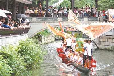 廣州共20多條龍舟匯聚荔枝灣，秀龍、斗龍、舞龍，鑼鼓喧天，一片歡騰。
