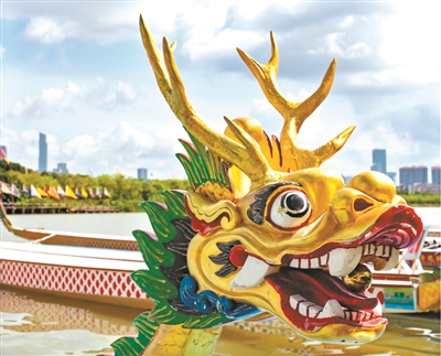 海珠濕地停放的龍舟，龍頭色彩斑斕，熠熠生輝。