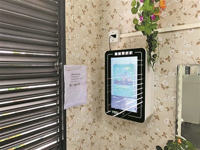 沙面南街的廁所里有刷臉取紙機。