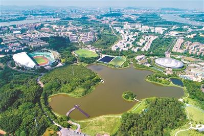 中心湖是大學城畢業生的集體回憶，從高空俯瞰，體育中心和廣州自行車輪滑極限運動中心盡收眼底。