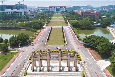 “國立中山大學”牌坊是大學城極具標志性的景觀之一。