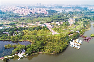 廣州北部的白云、從化、增城三個區有著豐富的山水自然資源，市民周末到北部市郊游山玩水，可以逃離城市的喧囂，感受詩與遠方的悠閑。圖為白云湖東湖西岸的摩天輪，是市民拍照的標志性景點。
