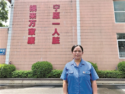 我是一名共產黨員，我的初心就是把為人民服務落實到每天的工作中去，把當天的處理任務安全有序地完成好。 ——饒寶琴