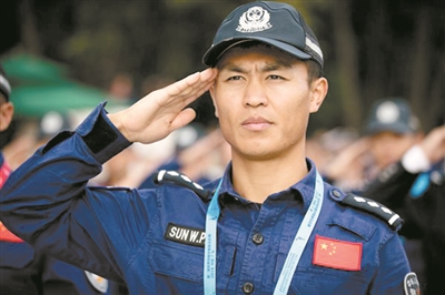 從穿上警服的那天起，我就深知人民警察的職責就是服務人民、守護平安。——孫萬鵬