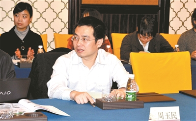 研究初期，團隊成員前往韶關山區做慢阻肺流行病學調查。冬天濕冷，沒有暖氣，沒有熱水，只能用冷水擦身，每次凍得直打哆嗦。——周玉民