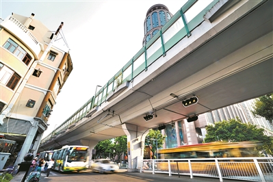 人民南路新中國大廈對出路面交通順暢。