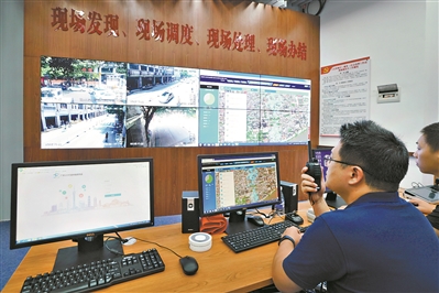 人民南地區（越秀）社會治理工作站，工作人員正在調度臺監控路面情況。