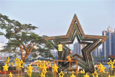 二沙島藝術(shù)公園，幾名園丁正在對花園進(jìn)行裝飾工作。
