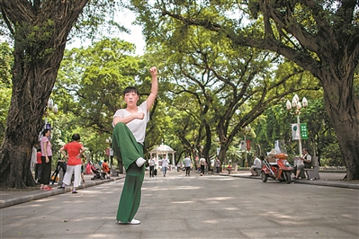 人民公園綠樹成蔭，市民經常在此鍛煉休憩。