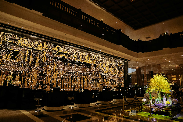 大堂內的《紅樓夢》鎏金壁畫.png