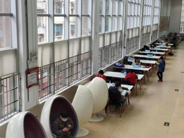 廣州少年兒童圖書館室內.png