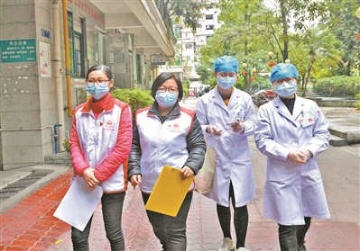 海珠區赤崗街社區衛生服務中心的醫務人員上門探訪居家隔離的居民。