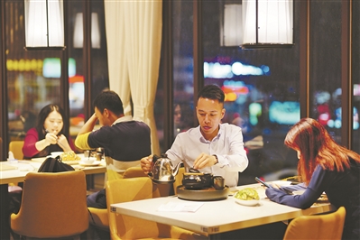 “一盅”（茶）仍是傳統(tǒng)主角，但夜茶的食品絕不限于“兩件”（點心）——各式菜肴是常見的配置。