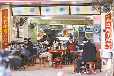 海珠區一家小食店里坐滿了前來品嘗美食的食客.jpg