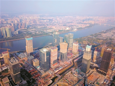 建設中的琶洲以及珠江對岸的金融城片區。