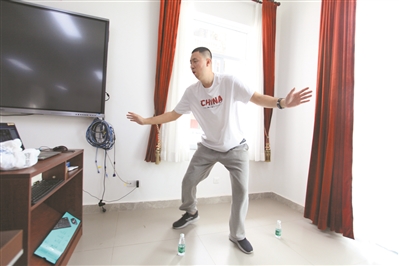 廣東實(shí)驗(yàn)中學(xué)越秀學(xué)校體育老師毛譽(yù)樵在上籃球網(wǎng)課。