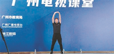 七中老師張濤在錄制網(wǎng)課。