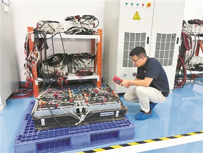 汽車電池 這樣“就醫” 記者探訪全國首家新能源汽車電池醫院