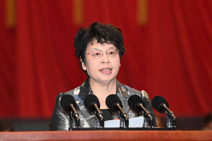 張雅潔宣讀《關于表揚政協第十四屆廣州市委員會第三次會議以來優秀提案、先進承辦單位和個人的通報》和《關于表揚2024年度履職優秀市政協委員的通報》