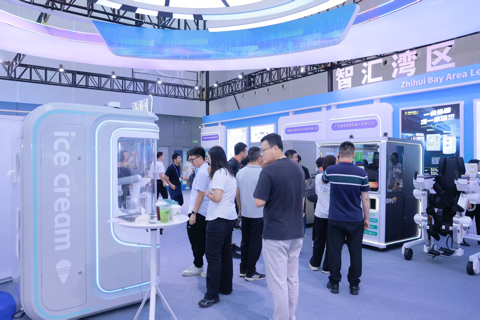 主題展區:觀展嘉賓等待廣州酷庫智能機器人有限公司冰淇淋機器人現場制作的冰淇淋.png