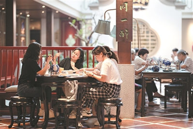 還原“方言話題菜” 打造特色I(xiàn)P “古法新味”引流……廣州餐飲老字號(hào)煥新開(kāi)張