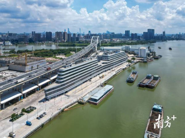 黃沙水產中心坐落于荔灣東沙街沙洛龍灣街188號,遠看像一艘停靠在碼頭的 “水產航母”。